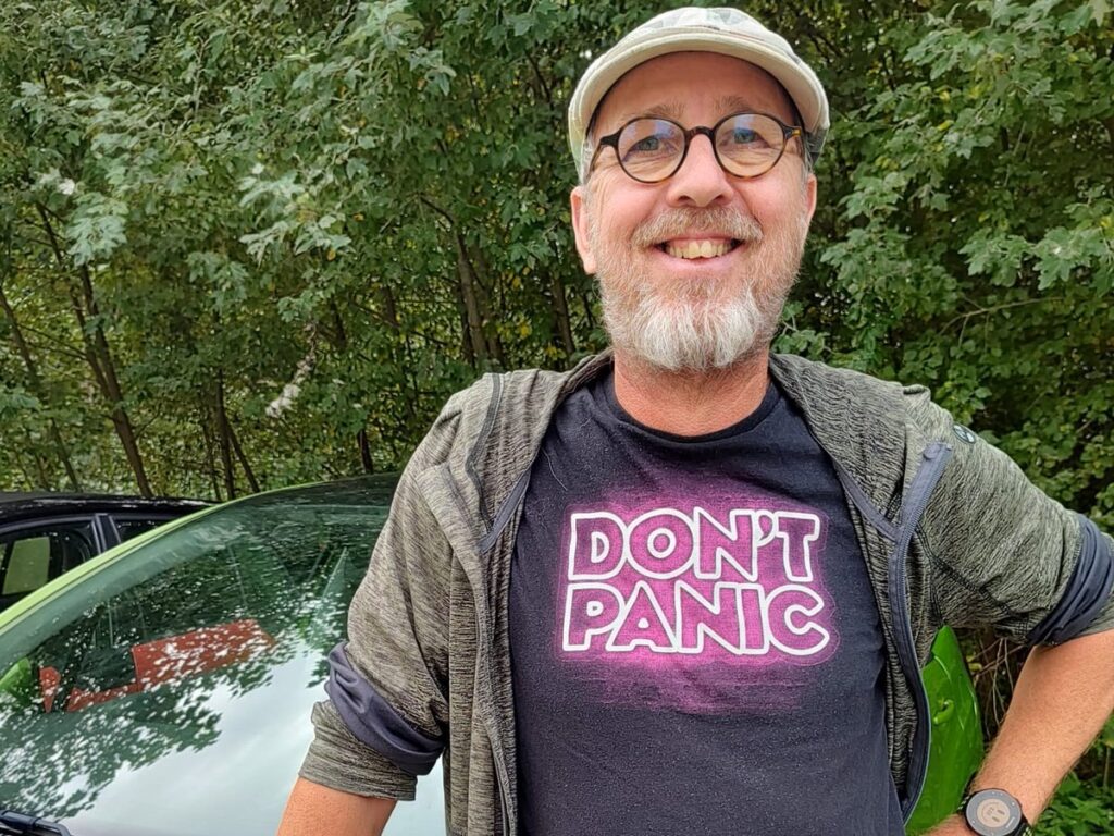 Hans van Tol van thx2hns met DON'T PANIC-shirt – hulp op afstand
